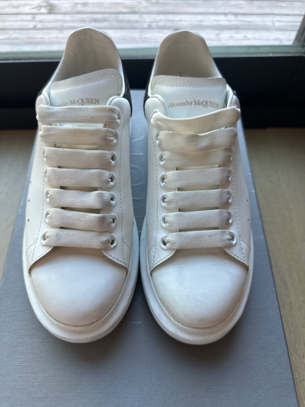 Alexander McQueen platform low top sneaker Daim White/Black - Picture 2 of 7